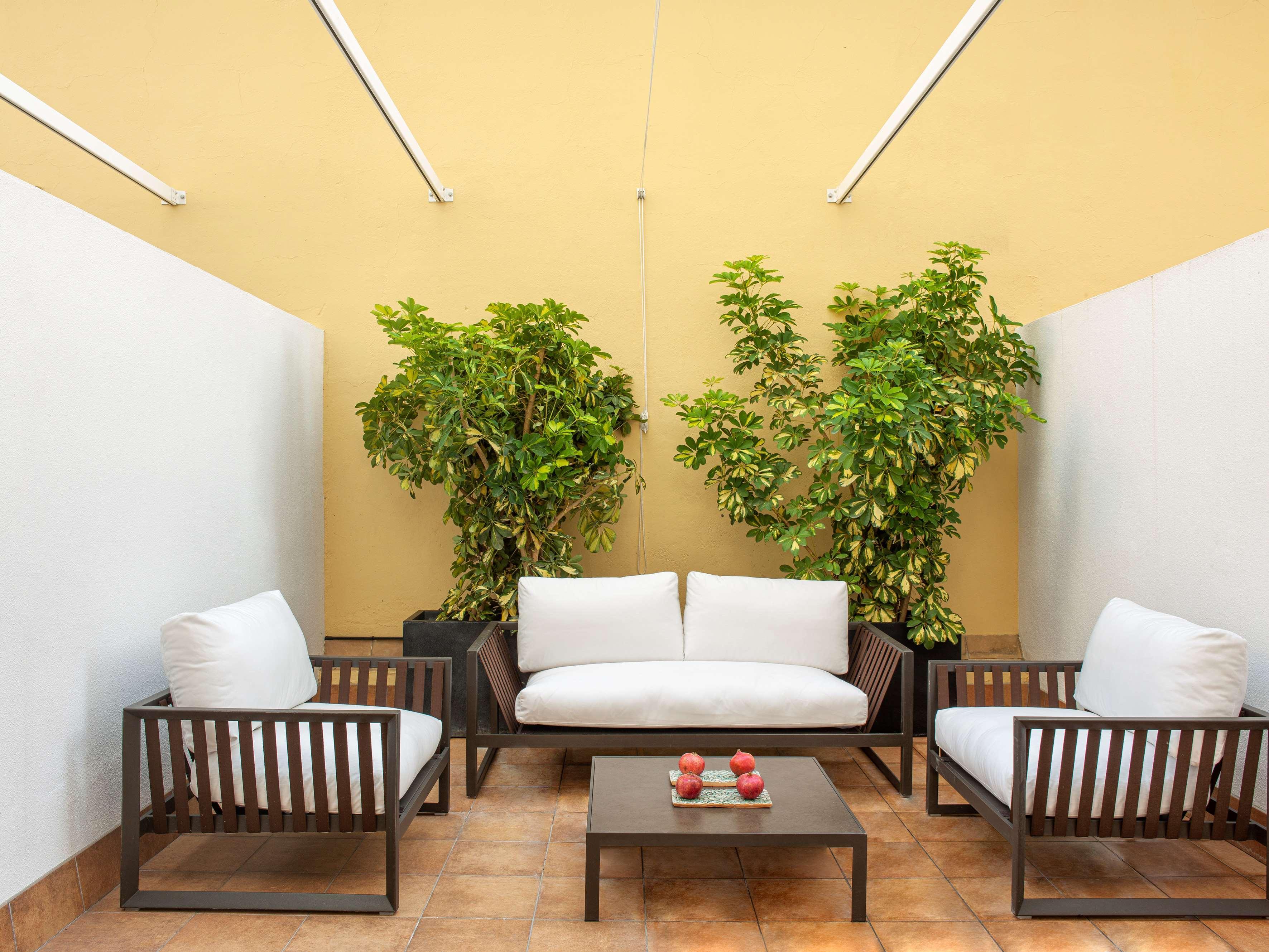 Hotel Colón Gran Meliá - The Leading Hotels of the World Siviglia Esterno foto A room with a yellow ceiling