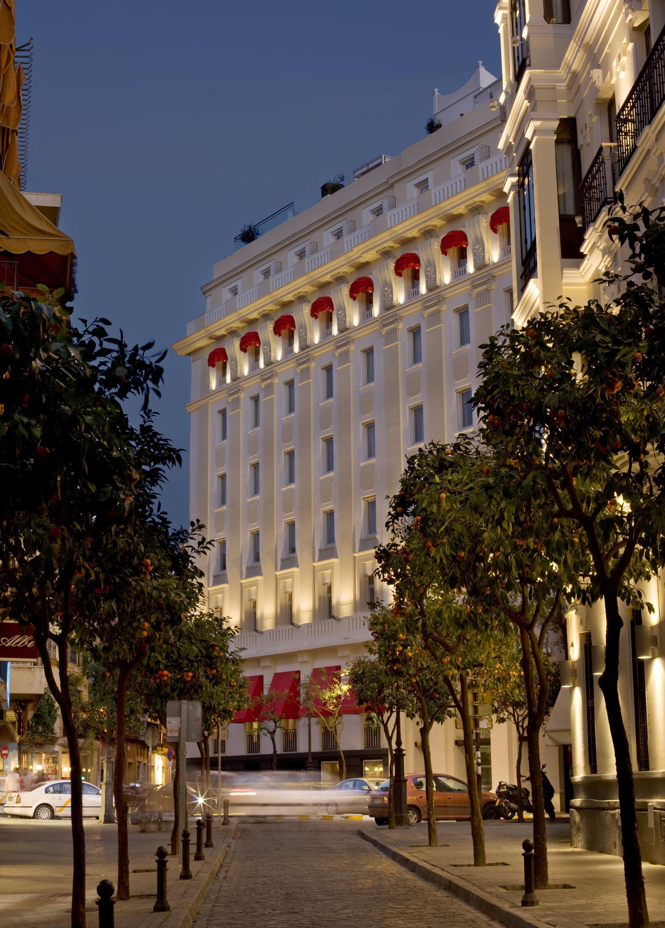 Hotel Colón Gran Meliá - The Leading Hotels of the World Siviglia Esterno foto The hotel at night