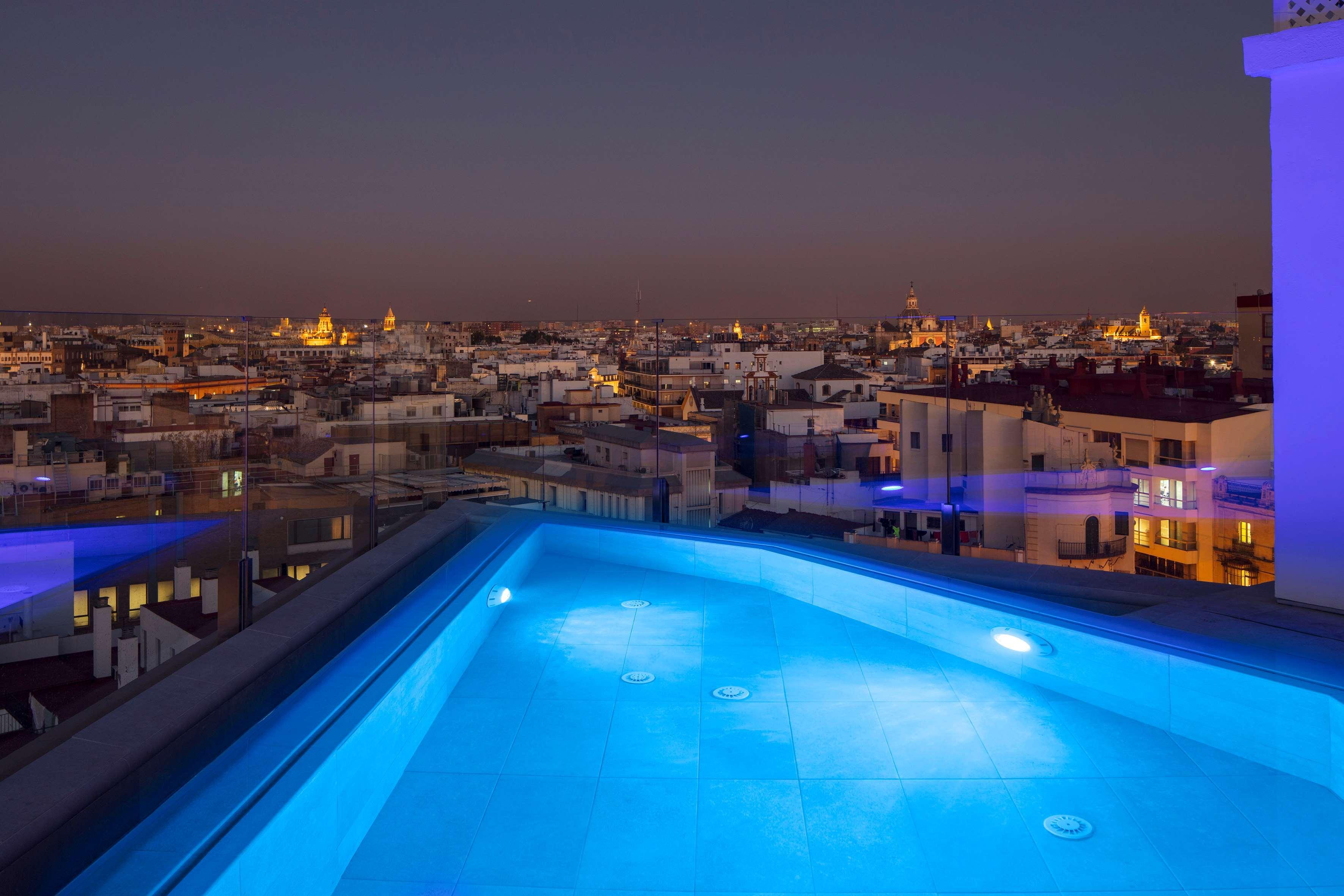 Hotel Colón Gran Meliá - The Leading Hotels of the World Siviglia Esterno foto Rooftop pool at the Hotel Hesperia Madrid