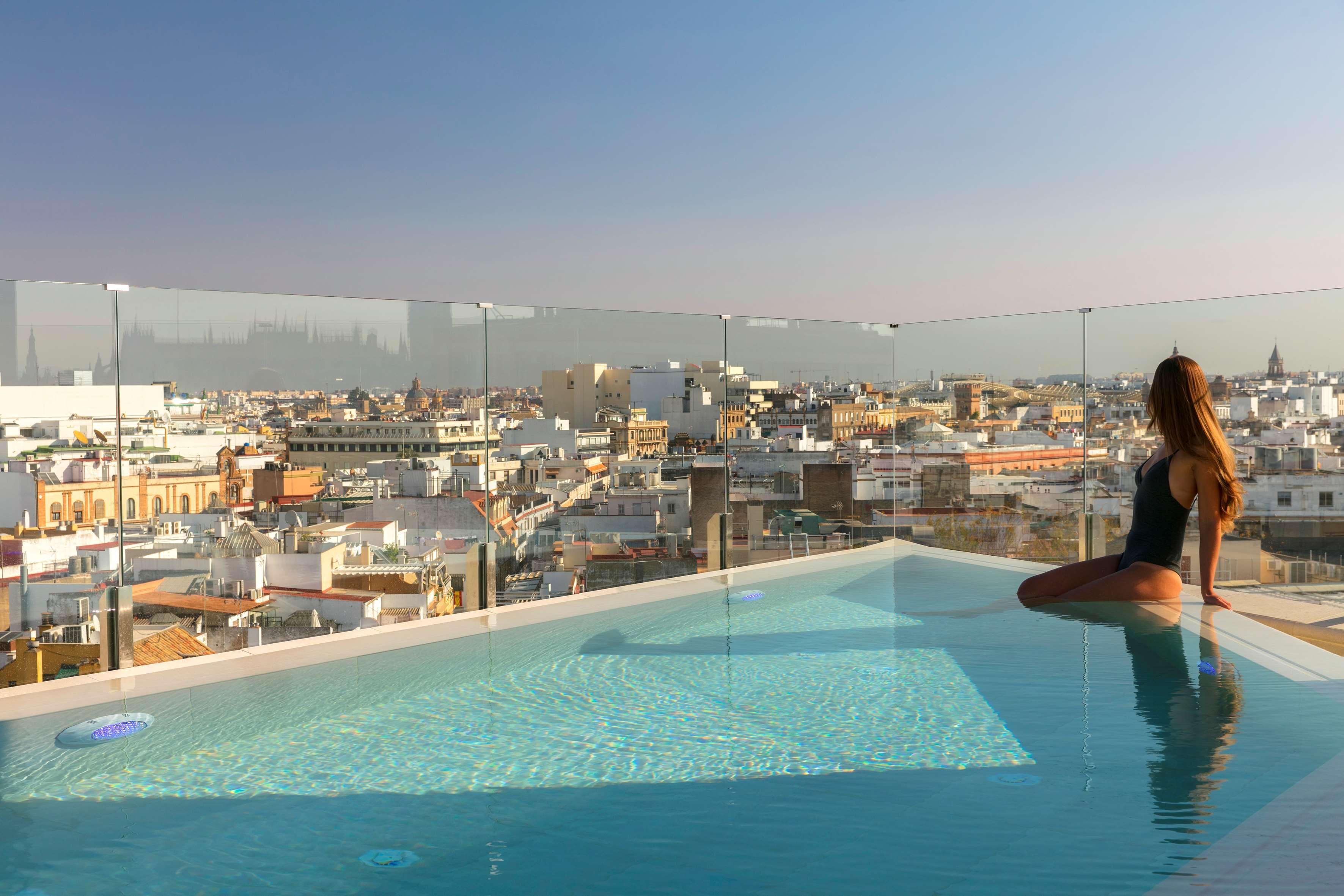 Hotel Colón Gran Meliá - The Leading Hotels of the World Siviglia Esterno foto The rooftop pool at the hotel