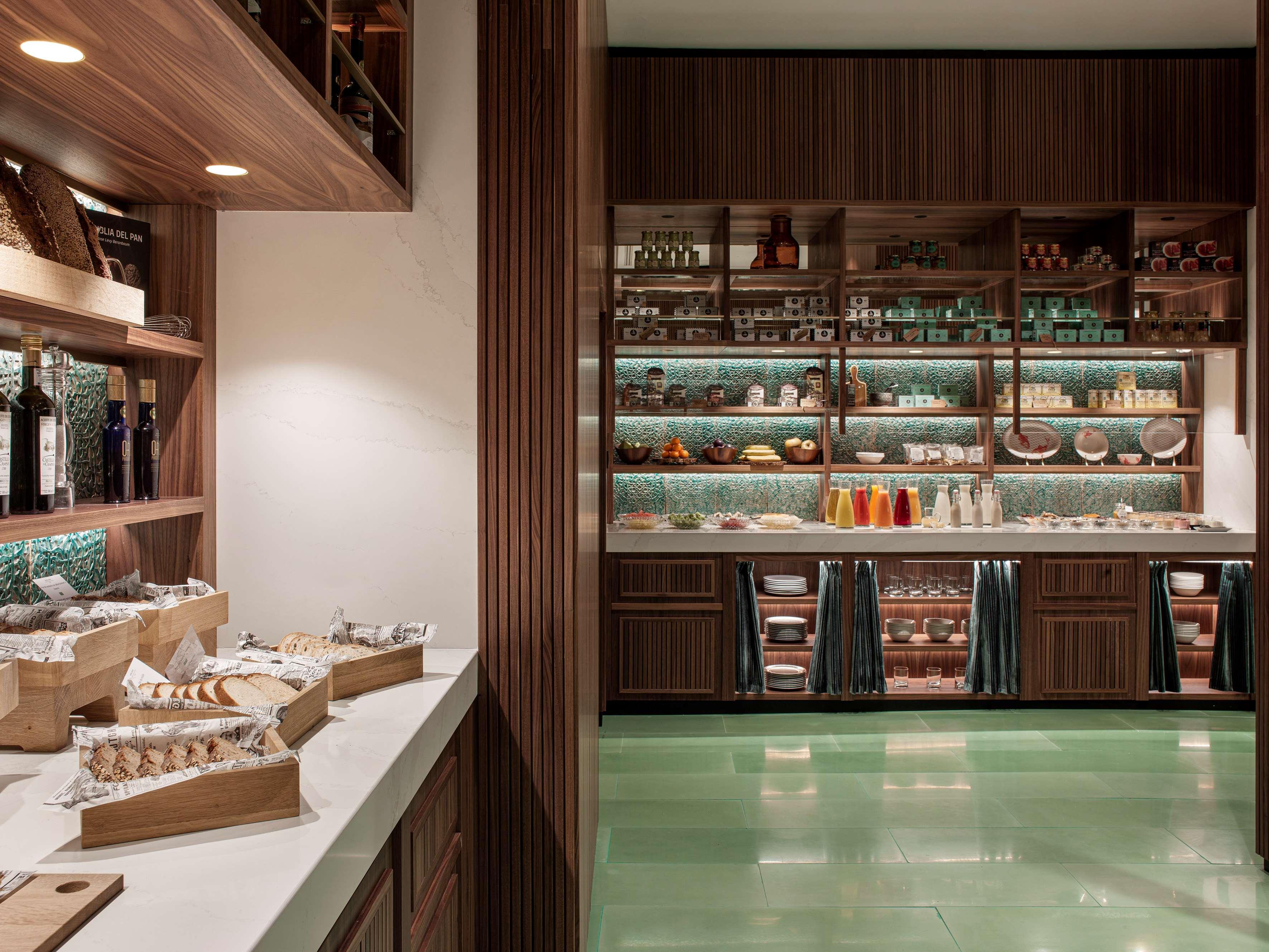 Hotel Colón Gran Meliá - The Leading Hotels of the World Siviglia Esterno foto The kitchen at the restaurant